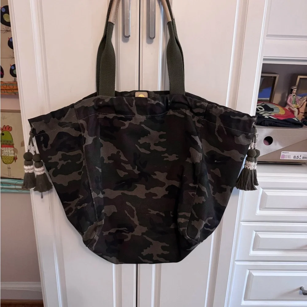 India Hicks fortune camouflage tote. Like new. Highly collectible 24x13x12